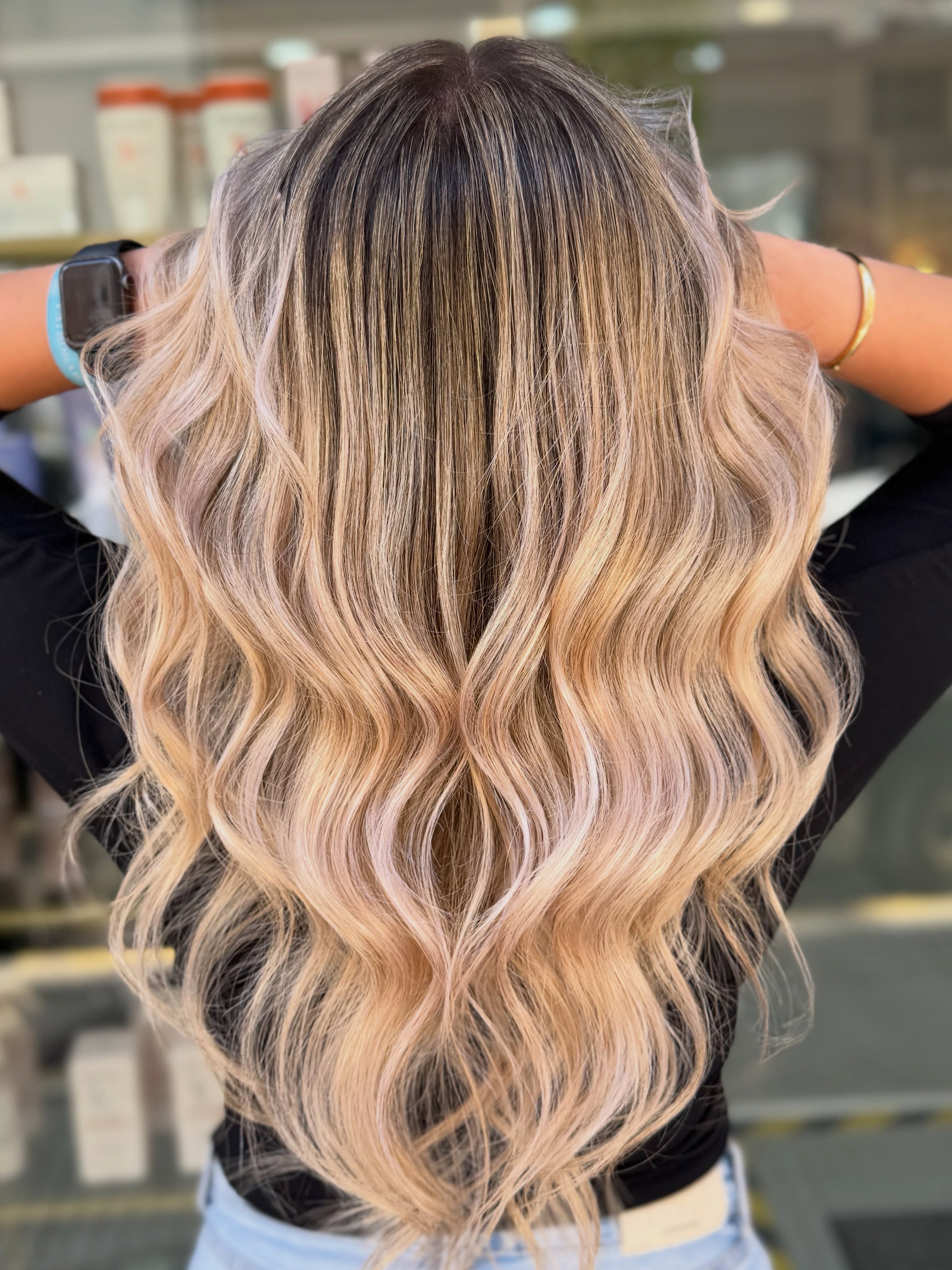 Vista trasera de balayage con ondas realizado en Crazy Style