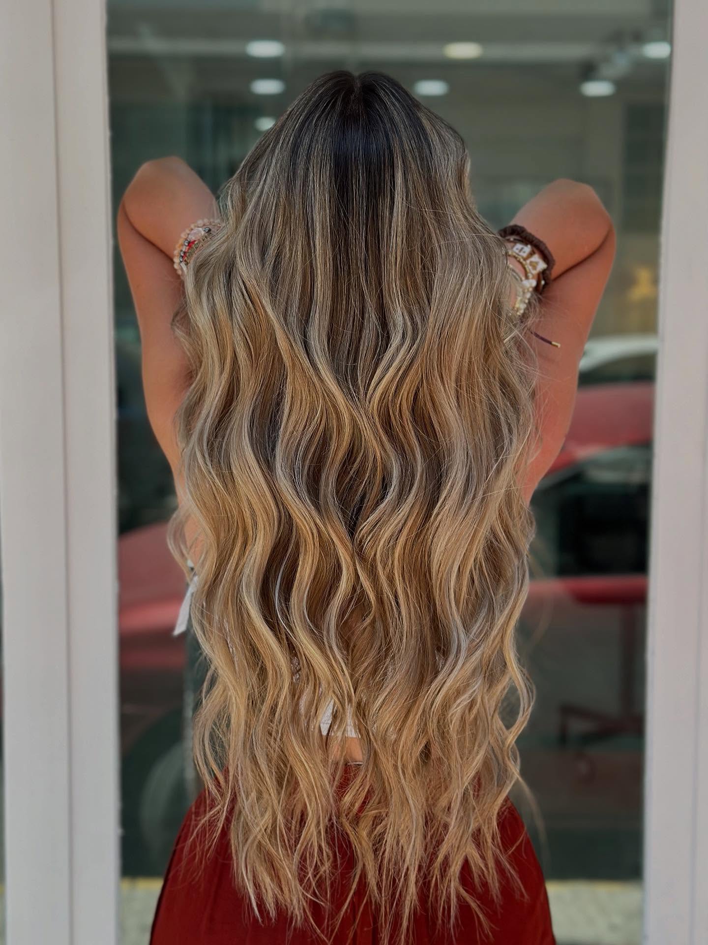 Melena larga con balayage y ondas en Crazy Style Peluquería
