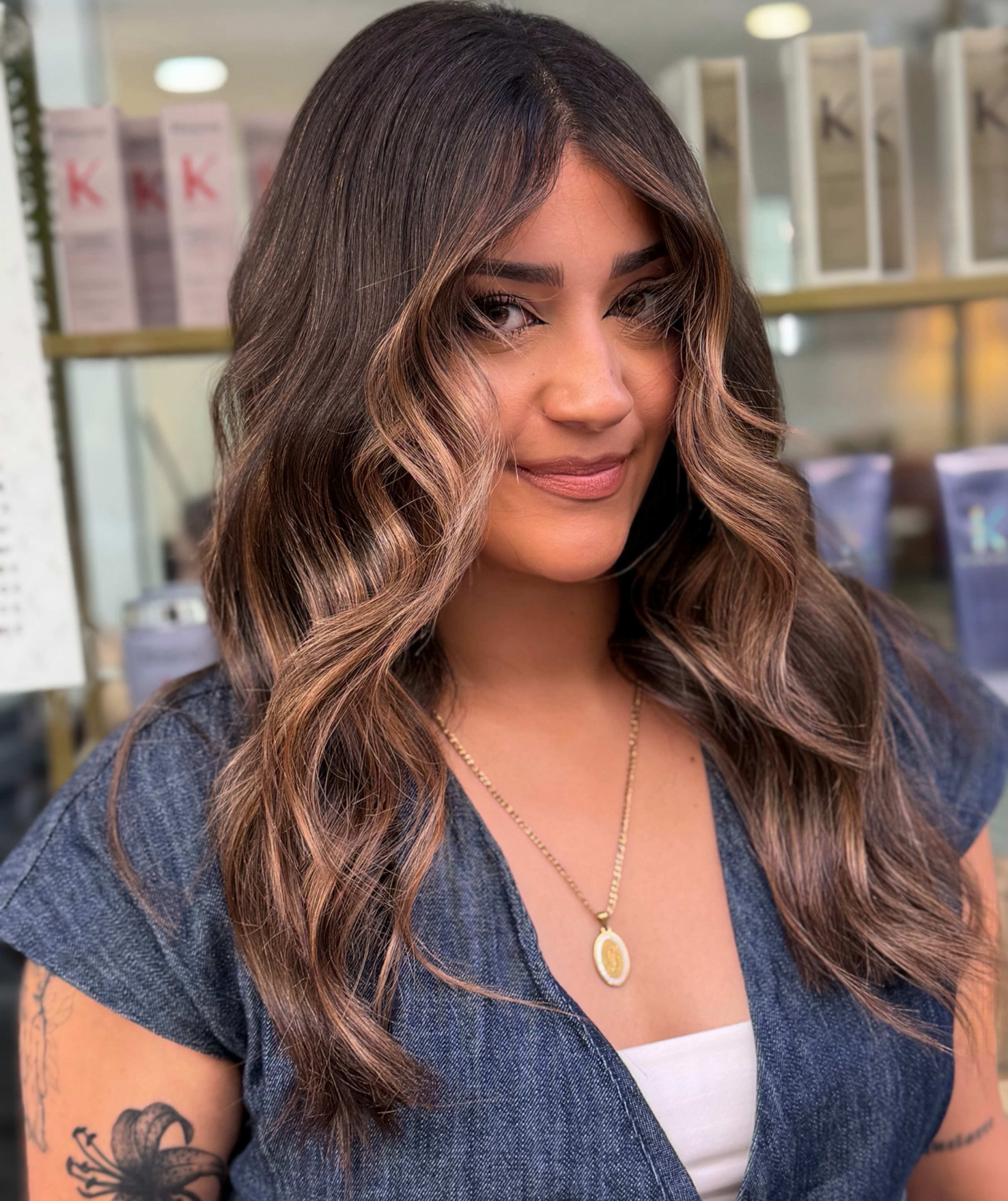 Coloración morena con reflejos y ondas realizada en Crazy Style